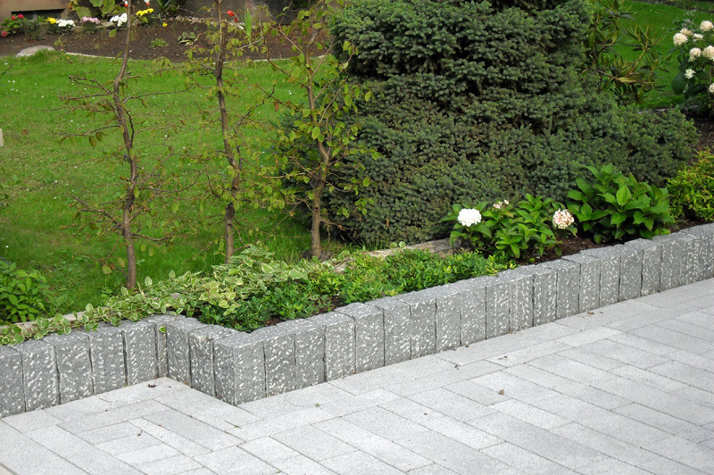 Granit Naturstein Palisaden in einem Garten in Bad Sassendorf