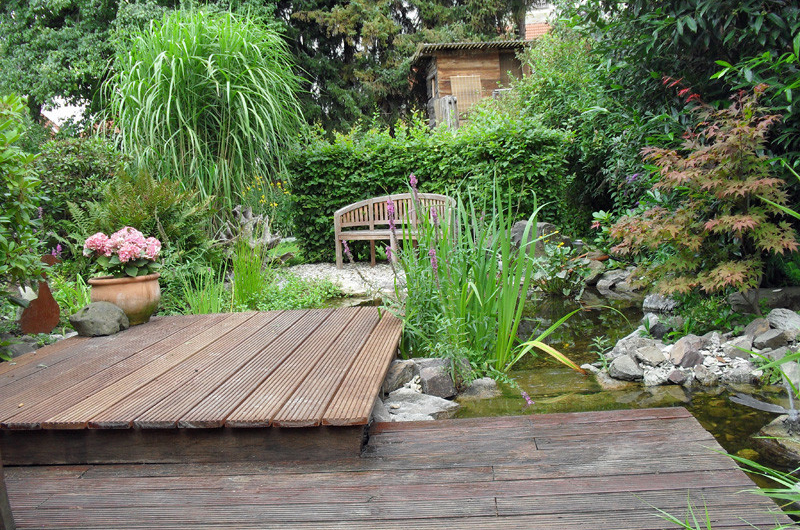 Holzterrasse & Sitzfläche in einem Garten in Bad Sassendorf